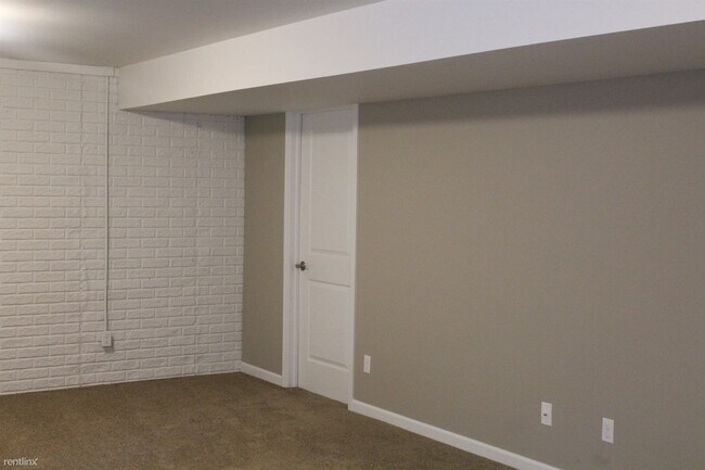 Building Photo - 3 br, 2.5 bath Duplex - 418 N Saginaw Rd