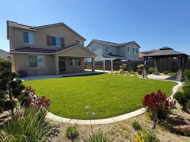 Building Photo - Beautiful solar home built in 2022