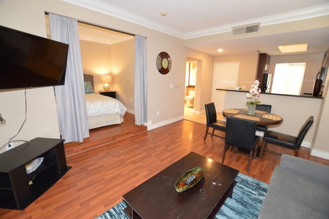 Building Photo - Meridian STUDIO Condo Fully Furnished w/Ma...