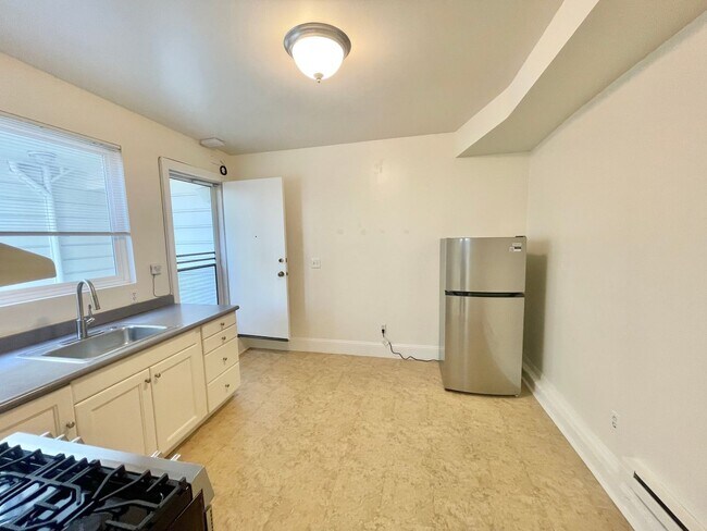Building Photo - 2624 Sutter St