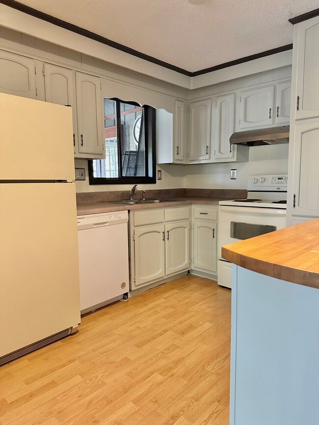 Building Photo - Lake Front Living on Lanier!