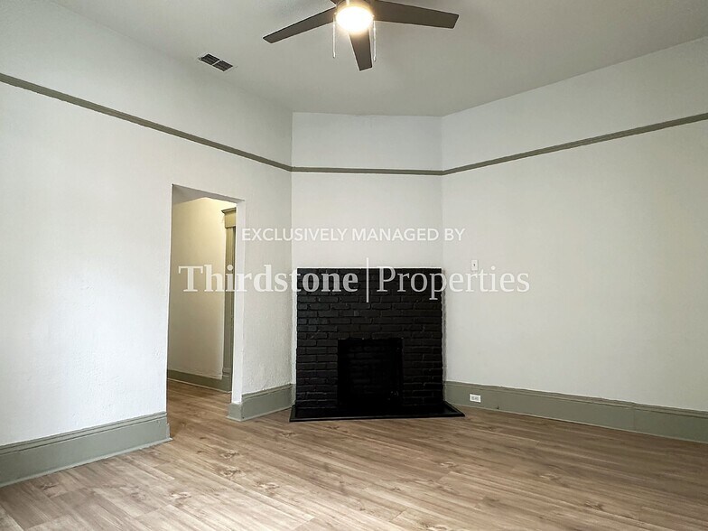 Building Photo - 210 E 9th St