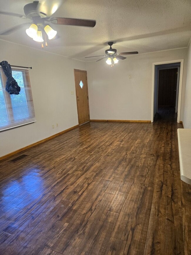 Building Photo - Cozy 3 Bedroom on Corner lot