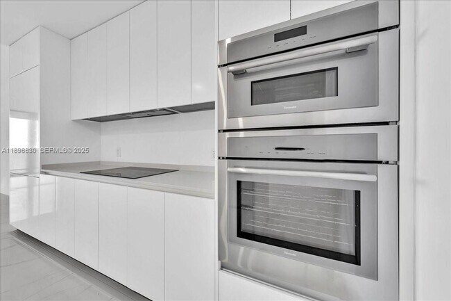 Building Photo - 700 NE 24th St