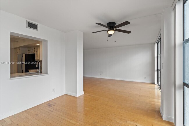 Building Photo - 800 Parkview Dr