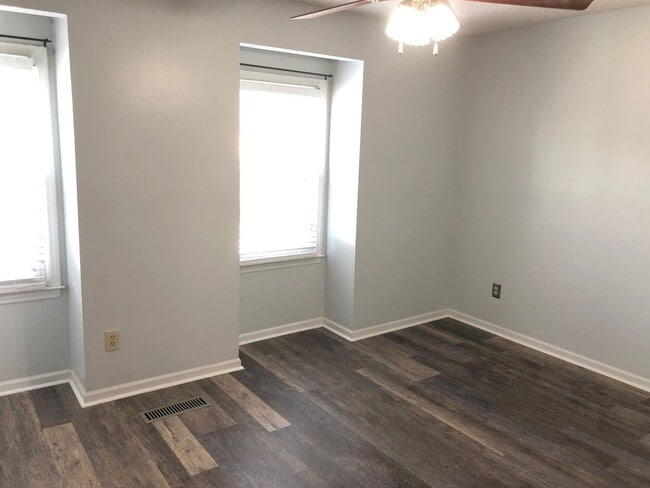 Building Photo - Available 11/1. Beautifully Remodeled Town...