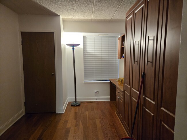 2nd Bedroom w/ Murphy Bed & Desk Built-in - 3423-407 S Cottage Grove Ave