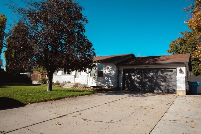 Building Photo - Gorgeous Family Home on Cul-de-Sac