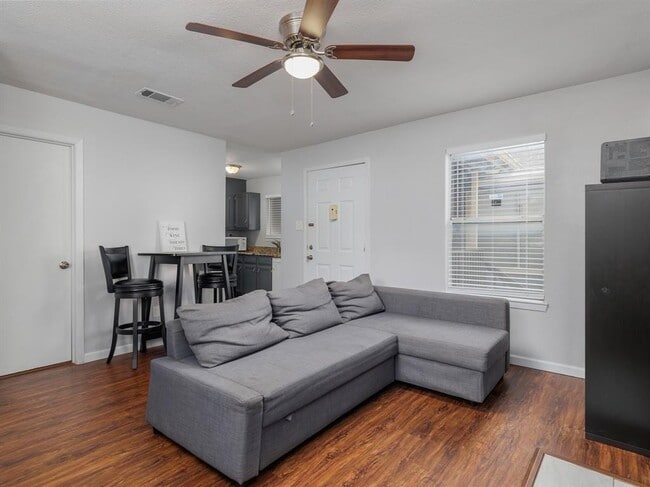 Building Photo - 3004 Speedway