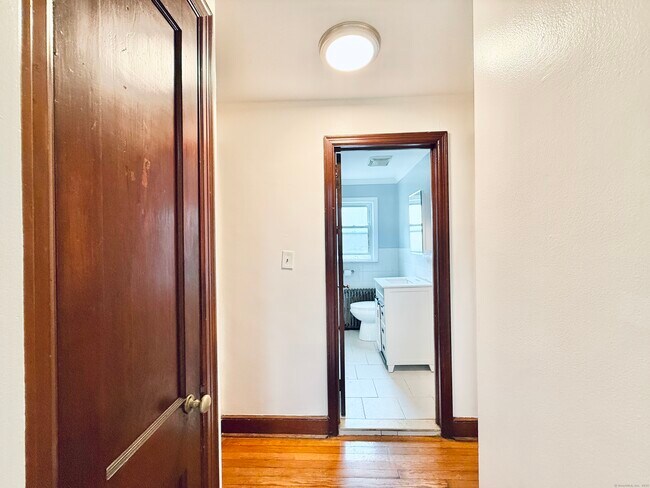 Building Photo - 820 Brewster St