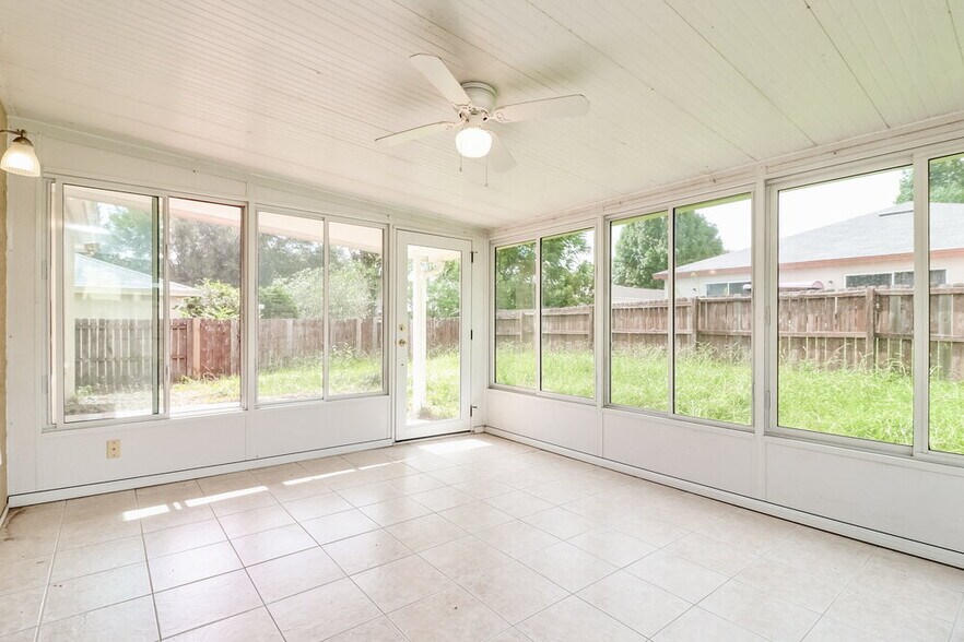 Building Photo - 656 Lakemont Dr