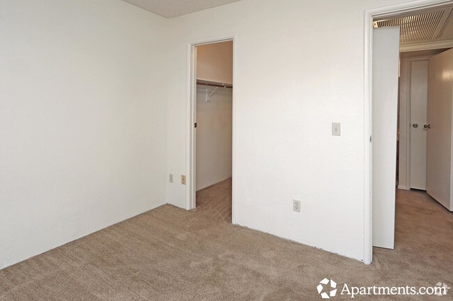 Sunset Landing - Glendale, AZ | Apartment Finder