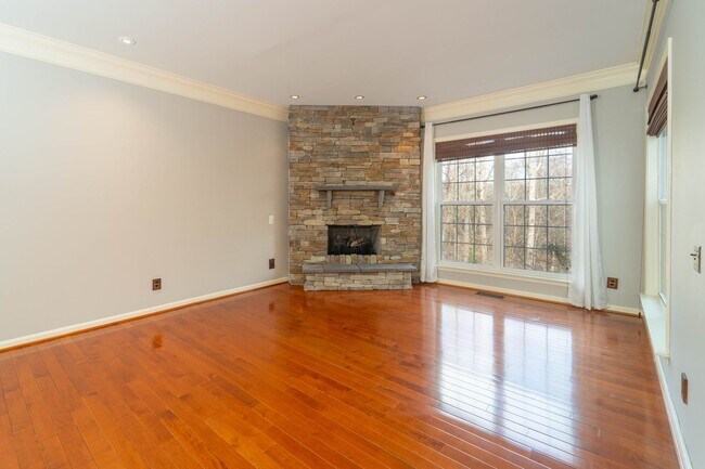 Building Photo - Updated Faircrest 4 BD 3.5 BA Townhome