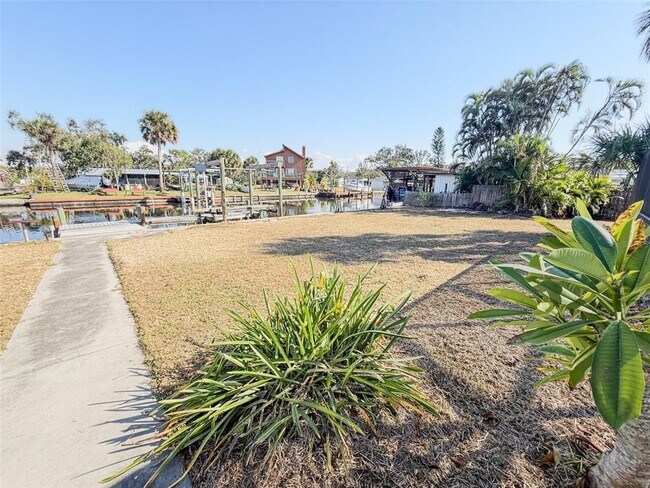 Building Photo - 818 Bayview Dr