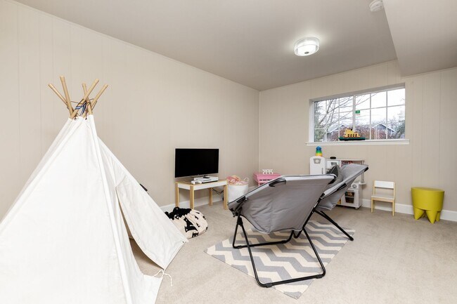 Building Photo - 4Bd/2.5Ba Kirkland Home