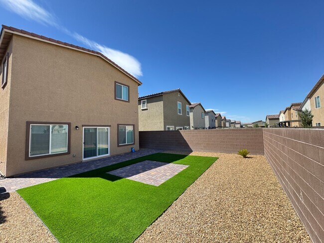 Building Photo - 4 bedroom in gated community!