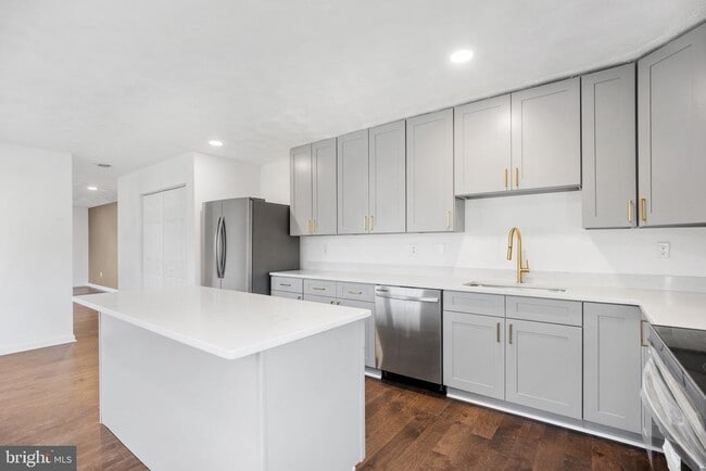 Building Photo - 49415 Holland Manor Dr