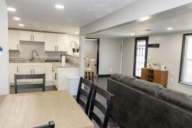 Building Photo - 810 Woodbine Rd