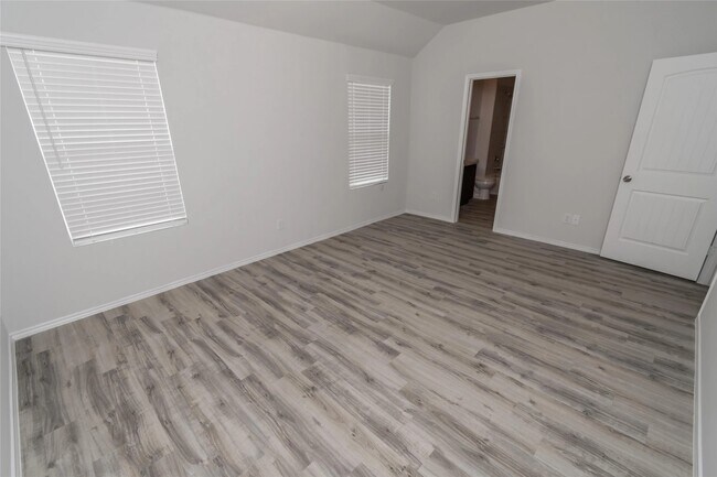 Building Photo - 3202 Primrose Dr