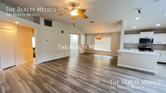 Building Photo - 895 Villa Dr