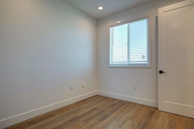 Building Photo - Fantastic Multi-Level Townhome - 3 bed 3 b...
