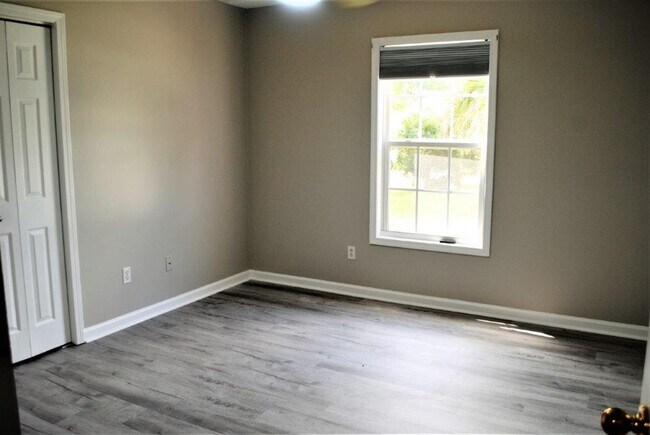 Building Photo - Pawleys Retreat