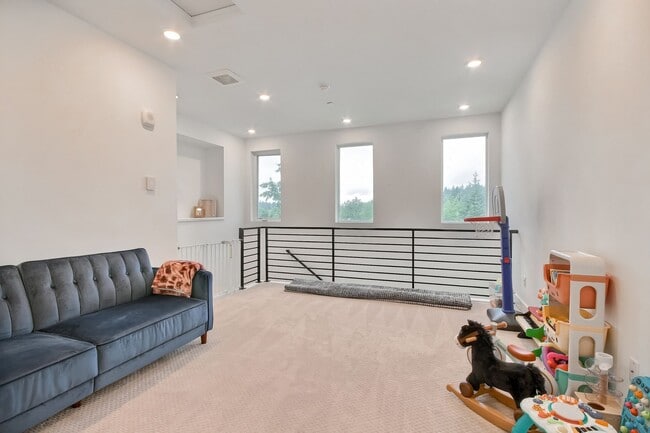 Building Photo - Stunning Modern Townhome in Sammamish!