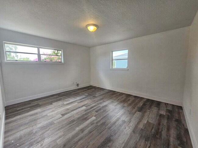 Building Photo - 1040 Hickory Ln