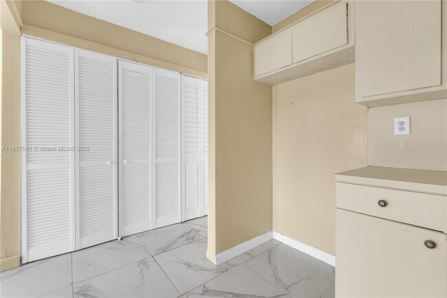 Building Photo - 5807 SW 27th St