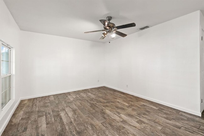 Building Photo - 5803 Wellington Dr