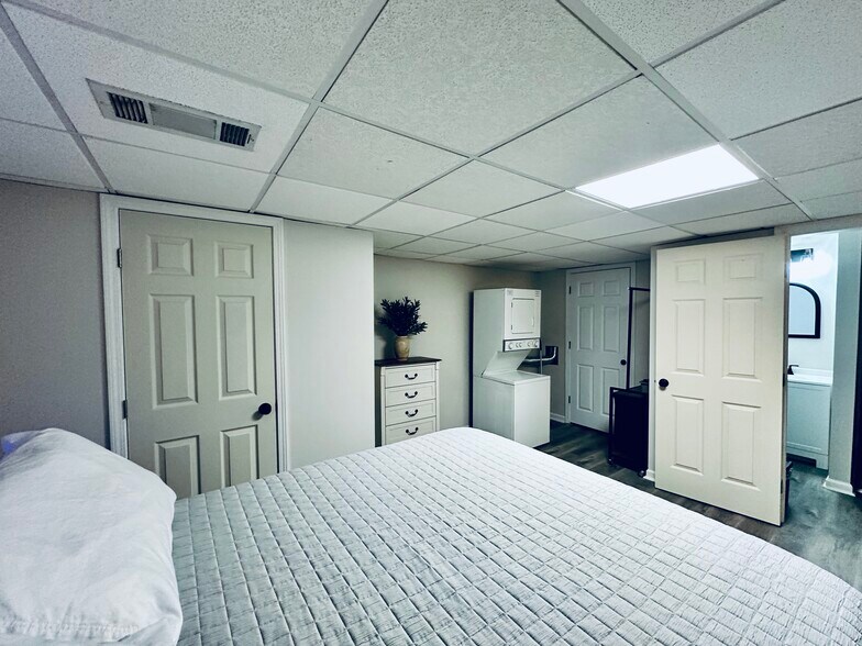 Building Photo - 3210 Glasco Dr