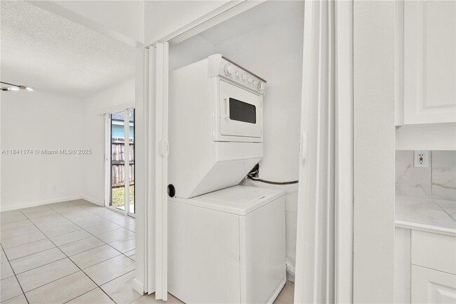 Building Photo - 941 SW 7th Ct