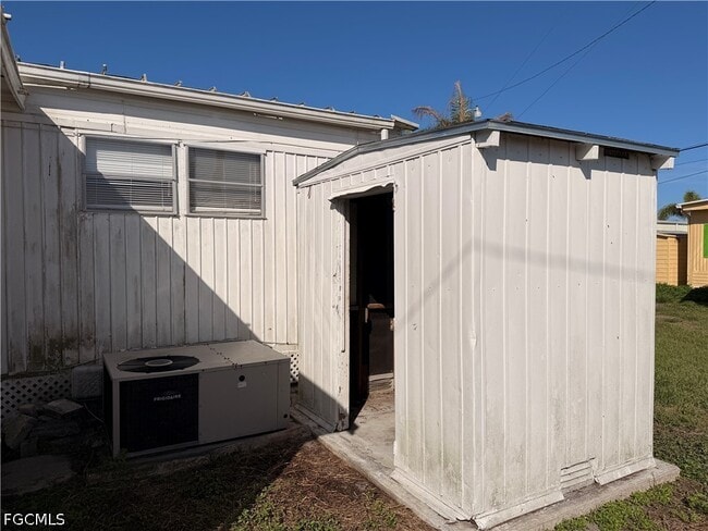 Building Photo - 121 Coachlight Ln