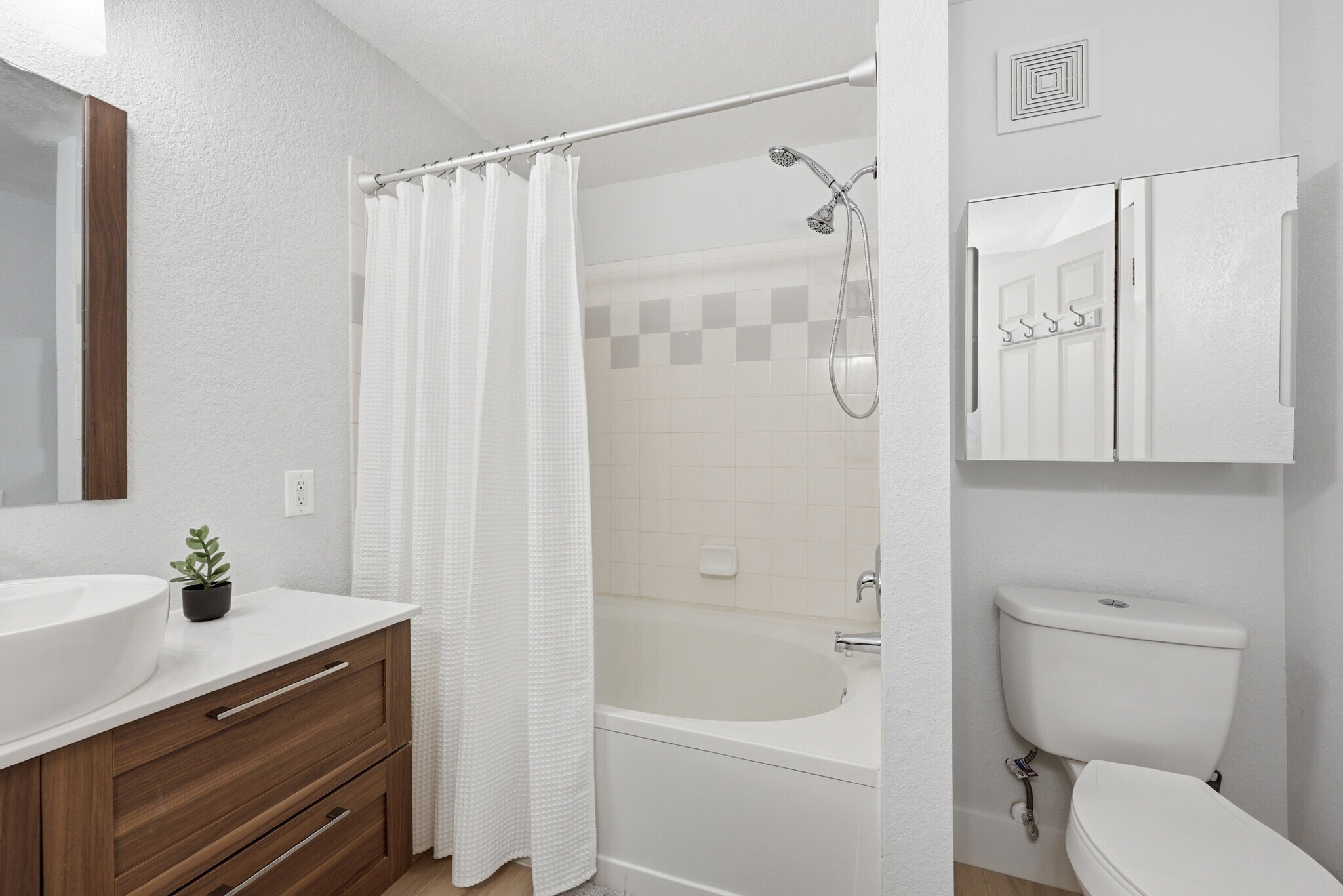 Building Photo - 13810 Sutton Park Dr N