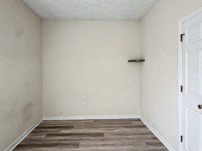 Building Photo - 7701 Redwood Ave