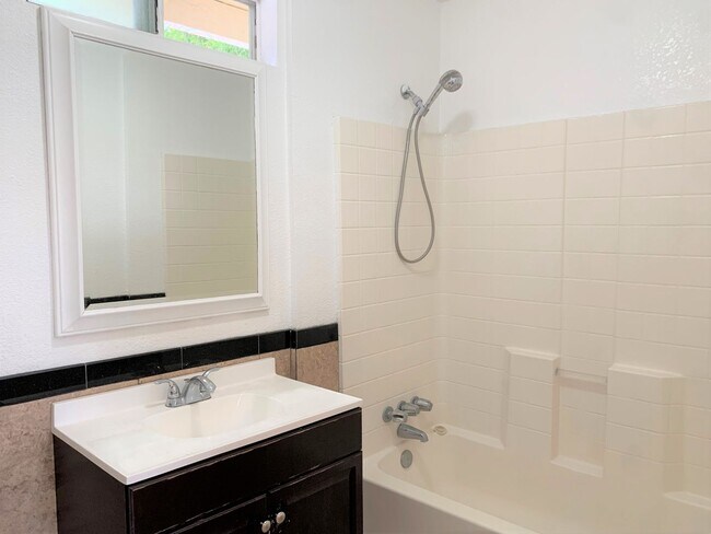 Building Photo - Spacious 4 Bedroom, 3 Bathroom Home with Driveway