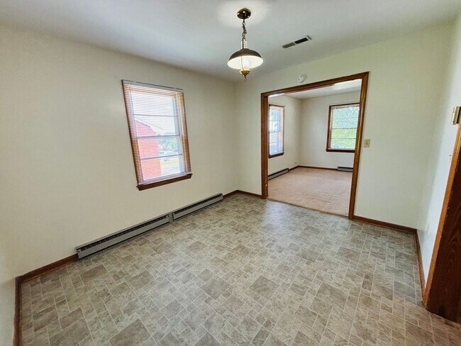 Building Photo - 515 Quesenberry St