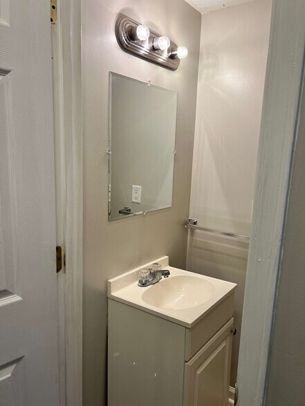 Half bath - 6 Sidbrook Ct