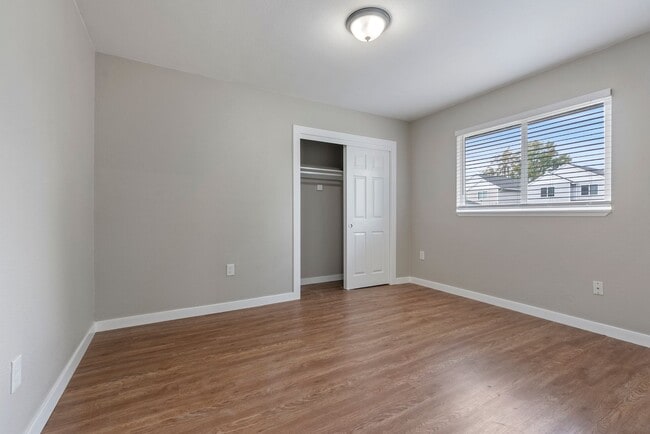 Building Photo - Spacious 5-bed, 2.5-bath home available in SE Portland