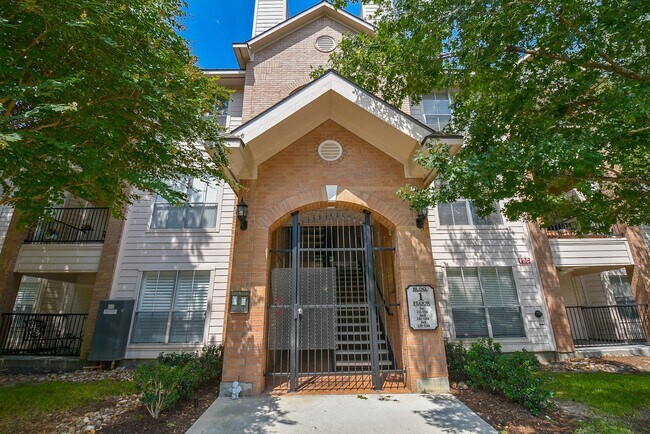 Building Photo - 8051 Bay Branch Dr