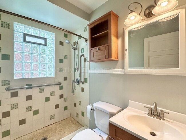 Building Photo - 4 Bedrooms, Endless Charm and Steps from D...