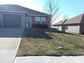 Building Photo - 123 SW Rose Garden Ln