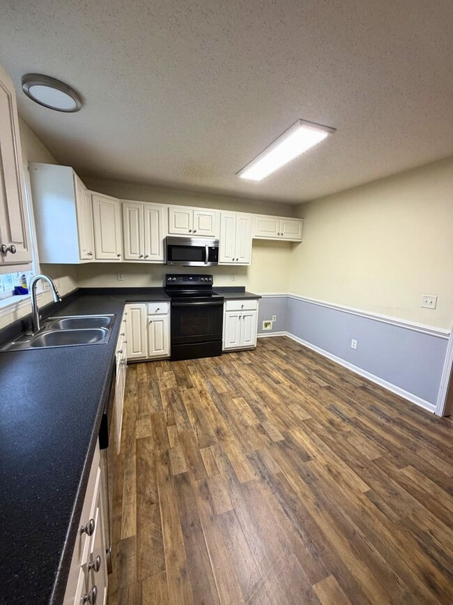 Building Photo - 3-bed, 2-bath house on 1.2 acres with stunning views of the mountains