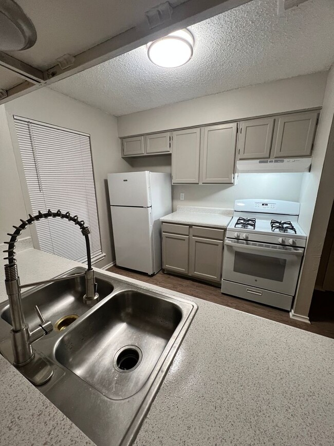 Building Photo - Newly Renovated Duplex - Northwest San Ant...