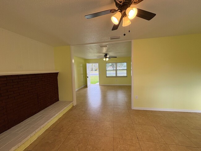 Building Photo - For Rent: 4-Bedroom Home in Lakeland