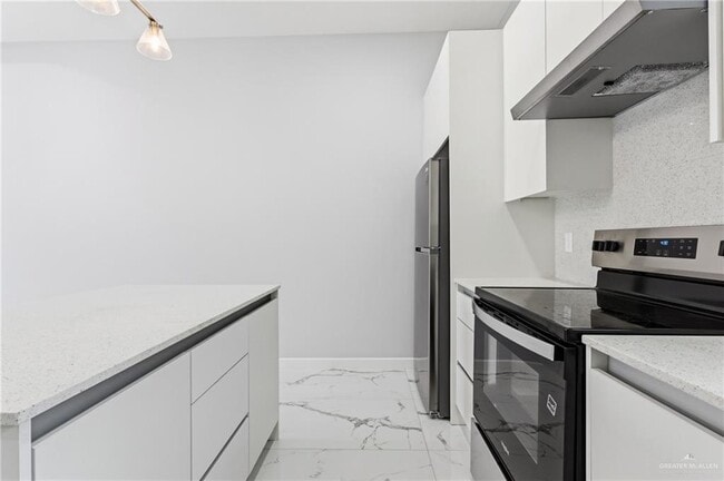 Building Photo - 22 South Dr