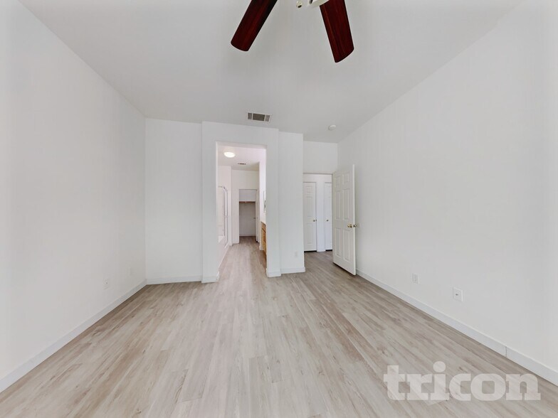 Building Photo - 2069 Holguin St