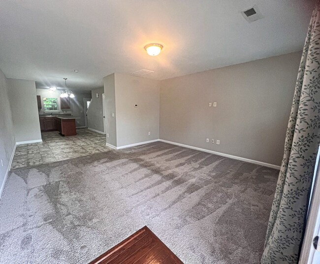 Building Photo - Lovely 2 bedroom 2 1/2 bathroom Townhome in Northeast Greensboro!