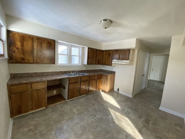 Building Photo - 3 Bedroom Home - Five Points Neighborhood