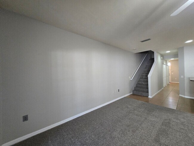 Building Photo - 2 Bed / 2.5 Bath Townhome with Upstairs Office/Sitting Area – Eagle Trace